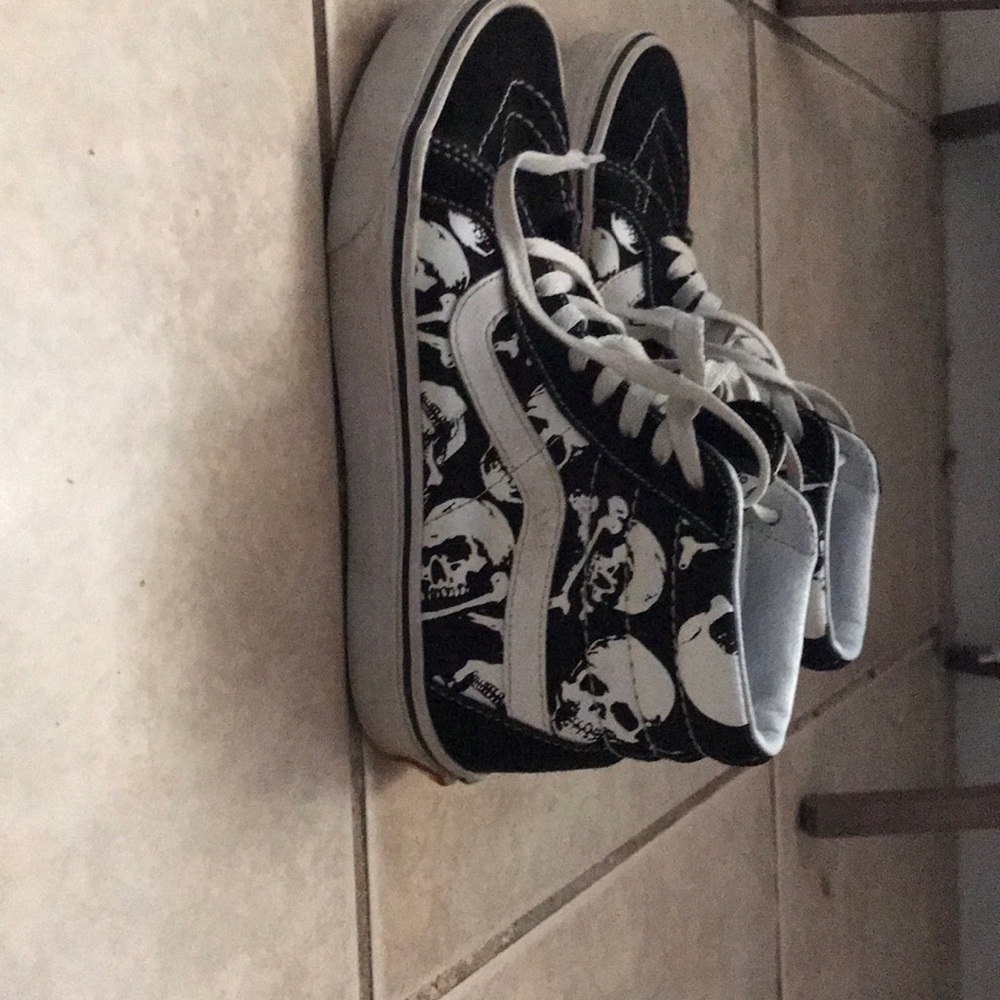 Selling shoes - Picture 1 of 5